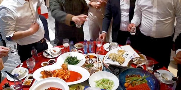 摆盘大气及寓意深远，功夫鲈鱼、孔雀斑和凤凰斑成为谢师宴明星产品